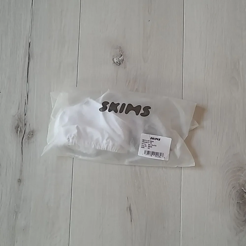 SKIMS Recycled Triangle‎ Swim Top Snow XS NWT in packaging